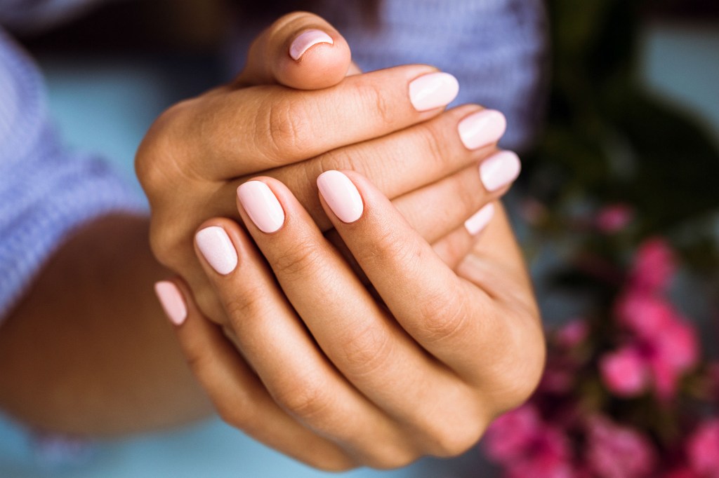 3 produtos para fazer as unhas em casa recomendados por experts