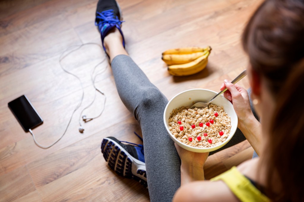 Menina comendo granola