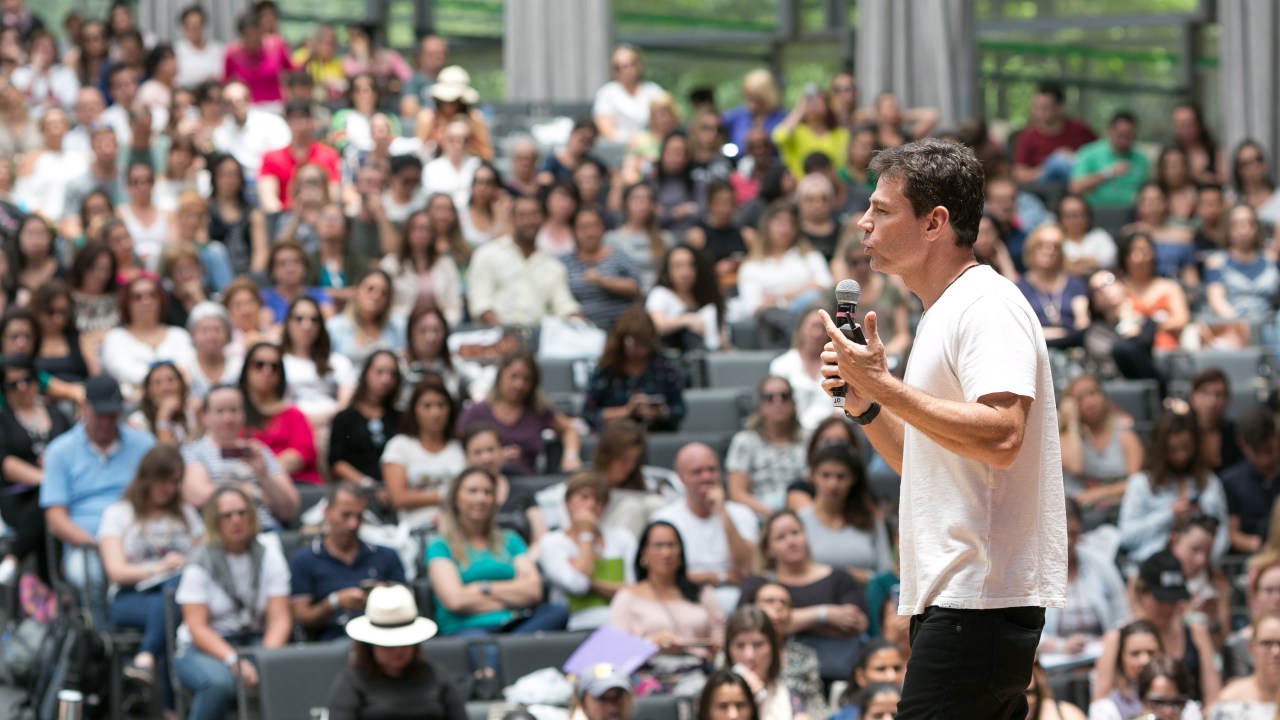Marcio Atalla durante palestra no II Congresso de Felicidade