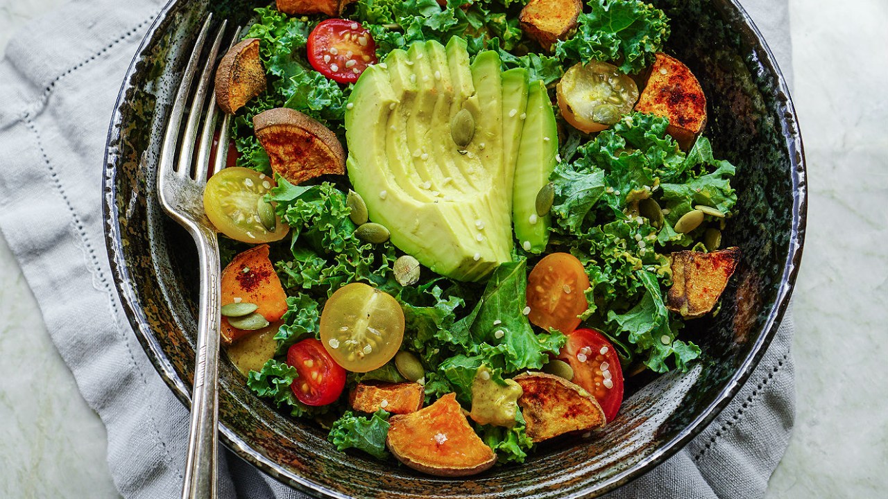 Salada de abacate e tomate