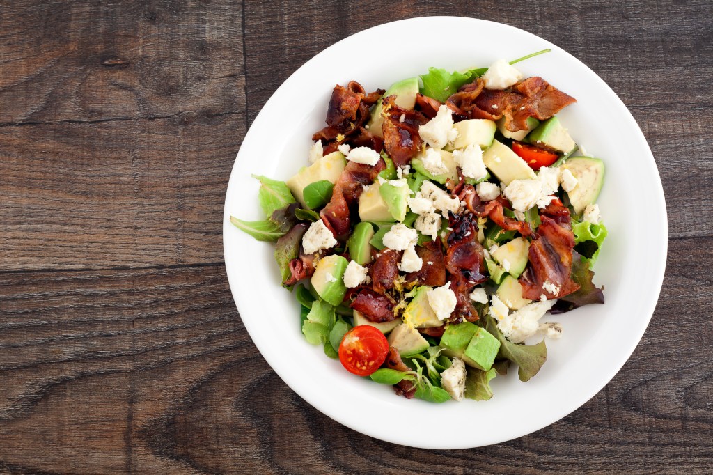 5 ingredientes que você ama colocar na salada, mas engordam