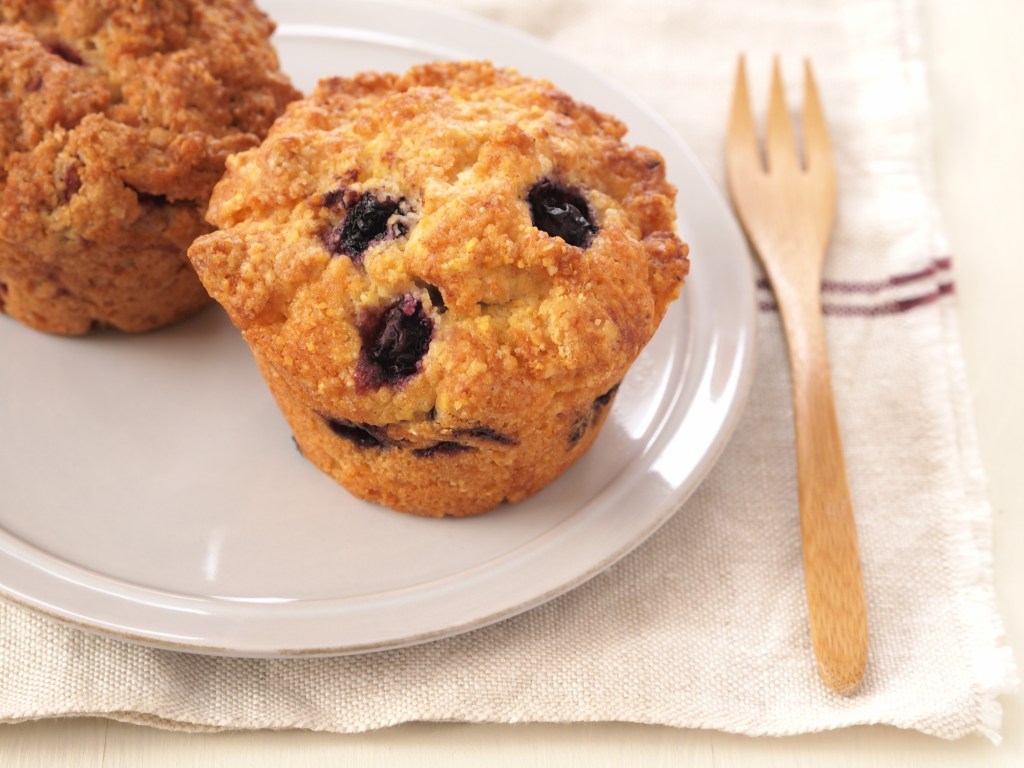 Muffin de mirtilo com batata-doce segura a fome depois do treino