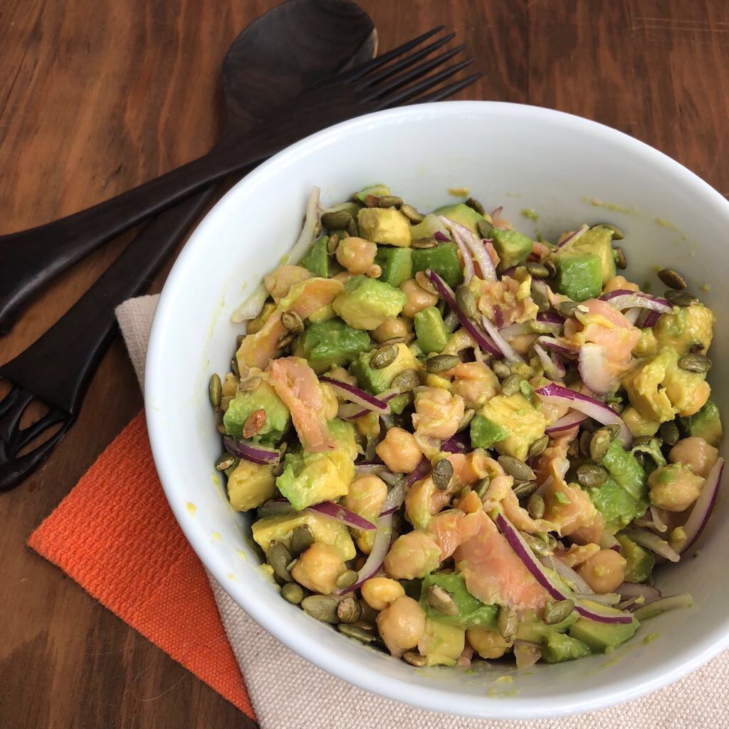 Refeição leve e nutritiva: salada de salmão defumado com abacate