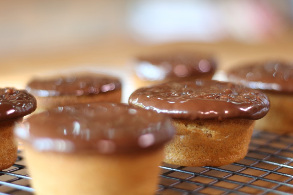 Você vai pedir bis: bolinho sem glúten com cobertura de chocolate