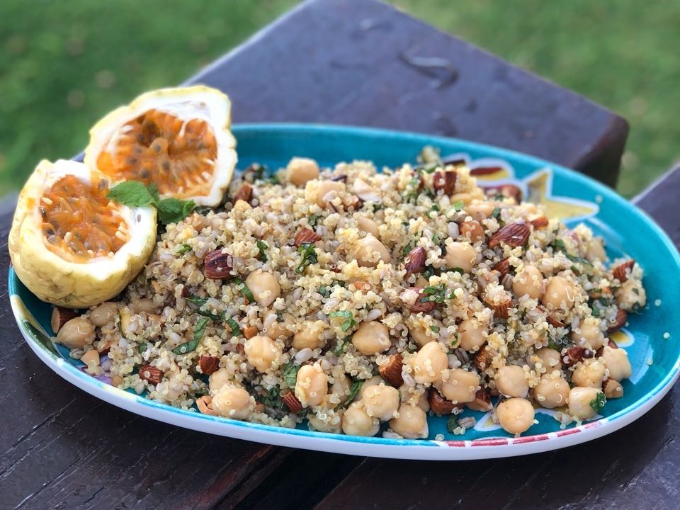 Salada de grãos com maracujá