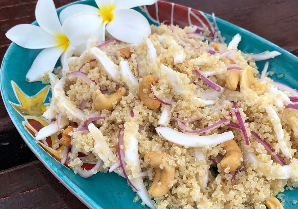 salada proteica de quinoa e coco fresco