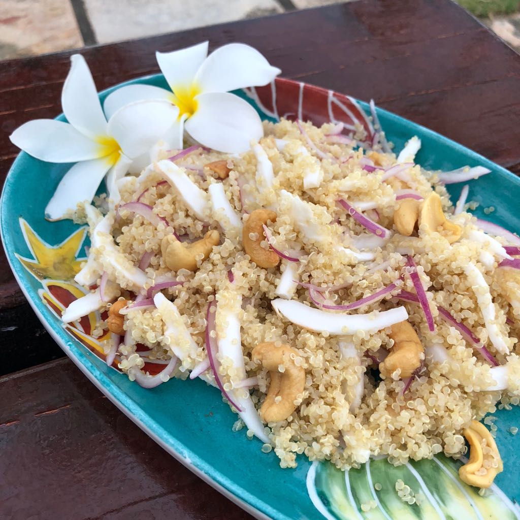 Surpreenda-se com esta salada proteica de quinoa e coco fresco