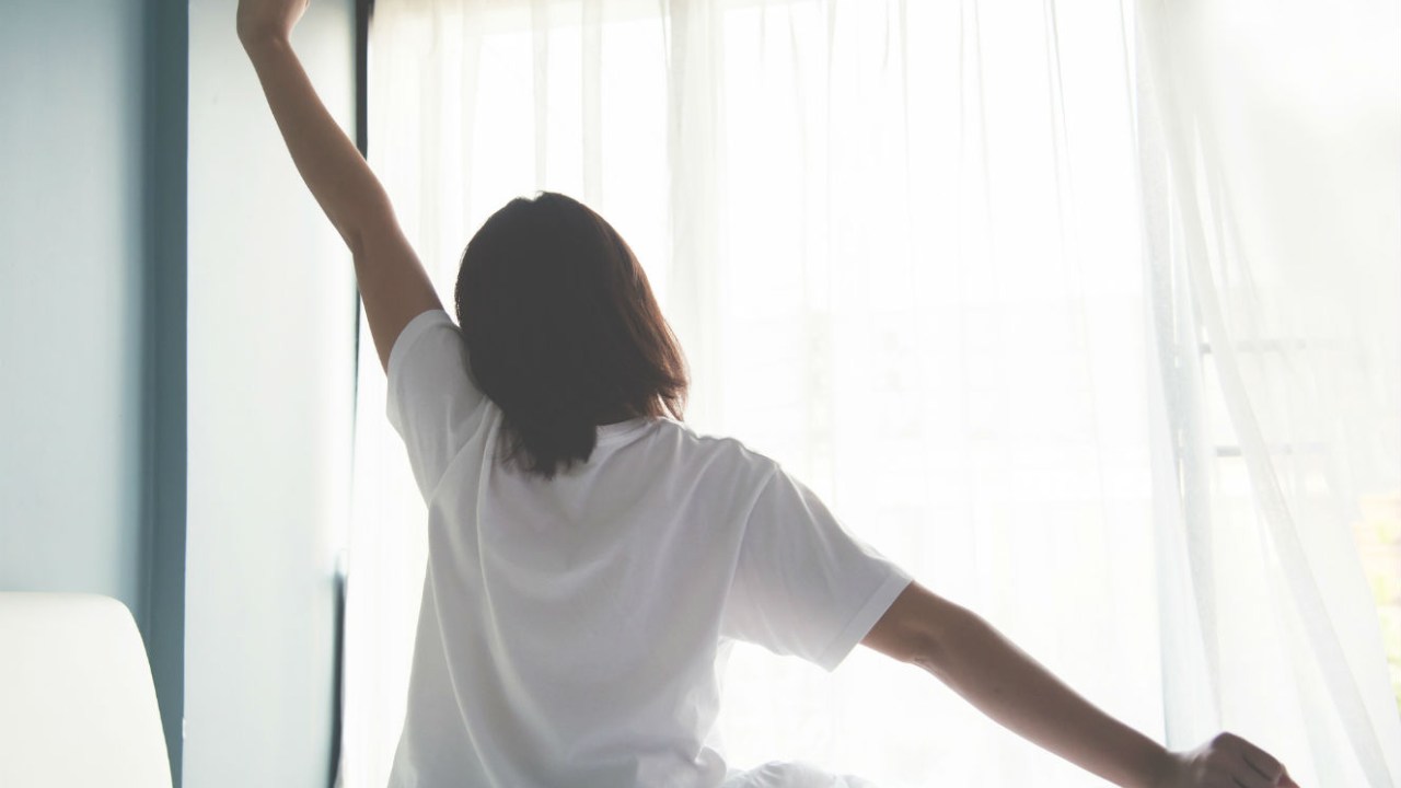 Mulher na cama após horas de sono