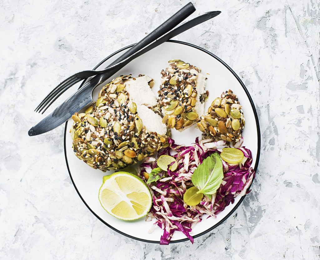 Dieta low carb: frango crocante com ervas e farelo de aveia