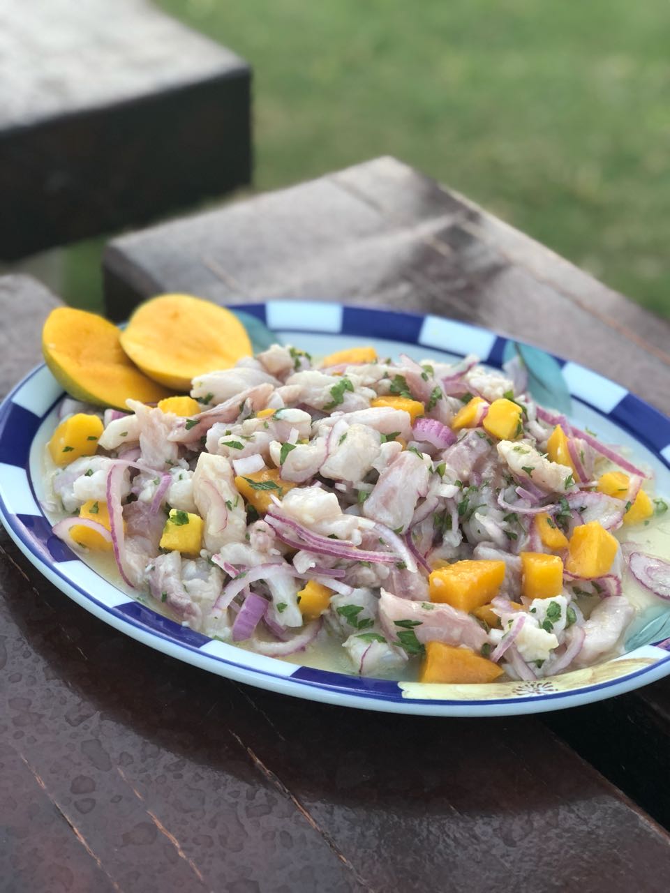 Ceviche tropical de peixe branco com manga