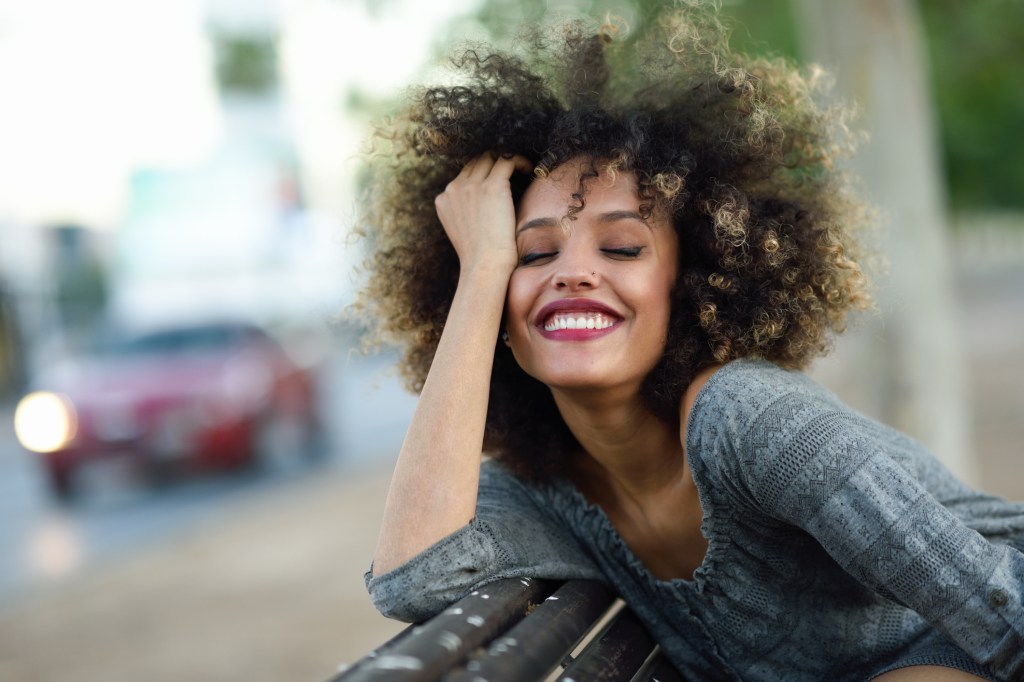 Mulher negra sorrindo