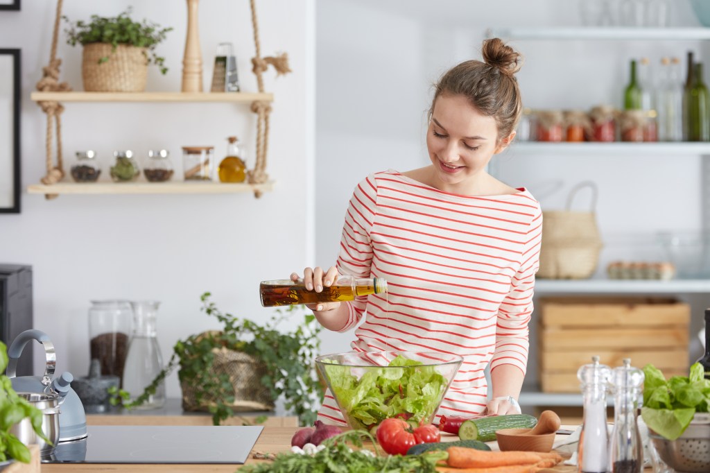 Mulher cozinhando alimentos saudáveis