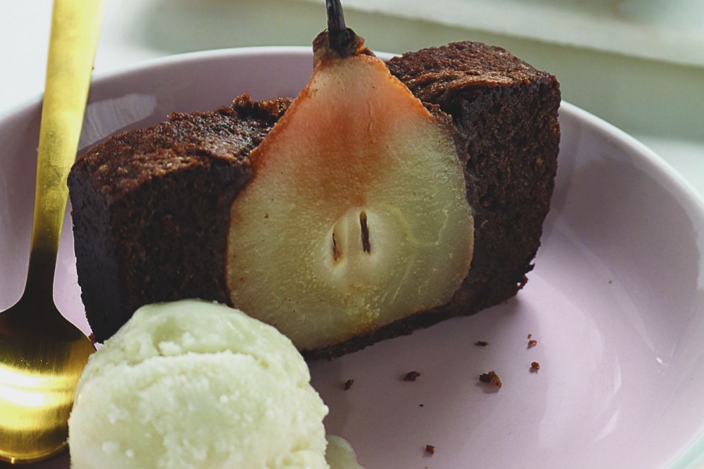 O sabor deste bolo de chocolate com pera vai surpreender você