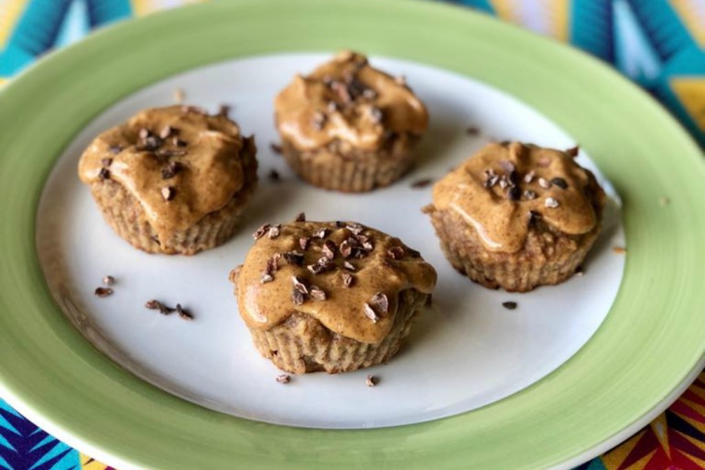 Cupcake de banana com pasta de amendoim