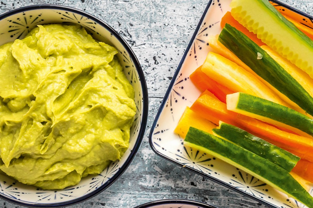 Pasta de abacate e mostarda para acompanhar palitinhos de legumes