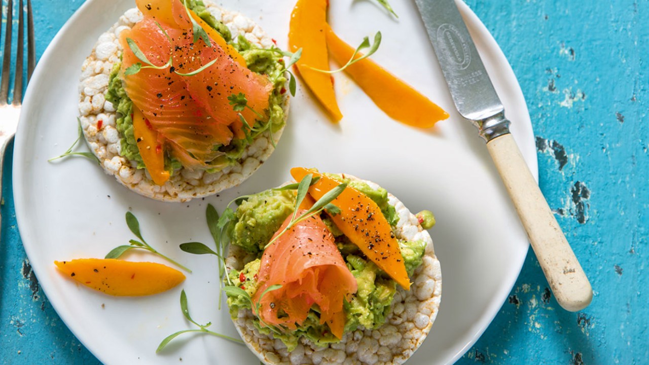 snack de salmao com guacamole