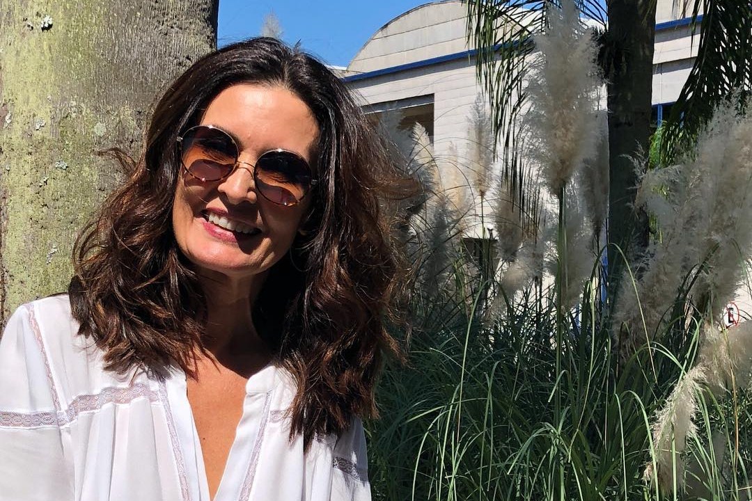 Fátima Bernardes com óculos de sol em foto ao ar livre