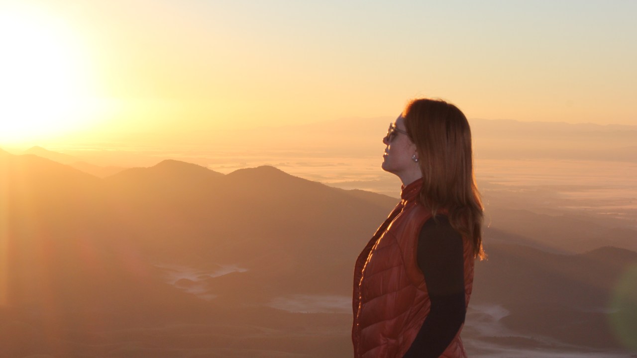 Cacá Filippini vendo o pôr do sol