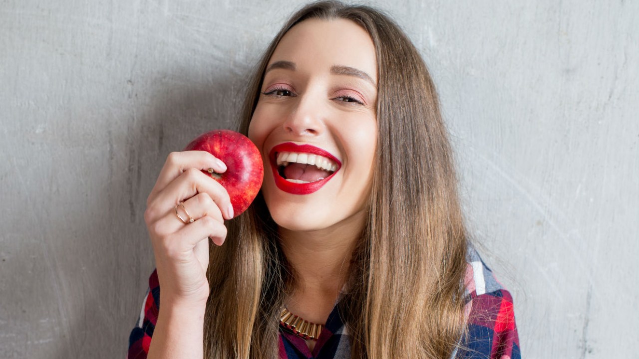 Mulher comendo maçã