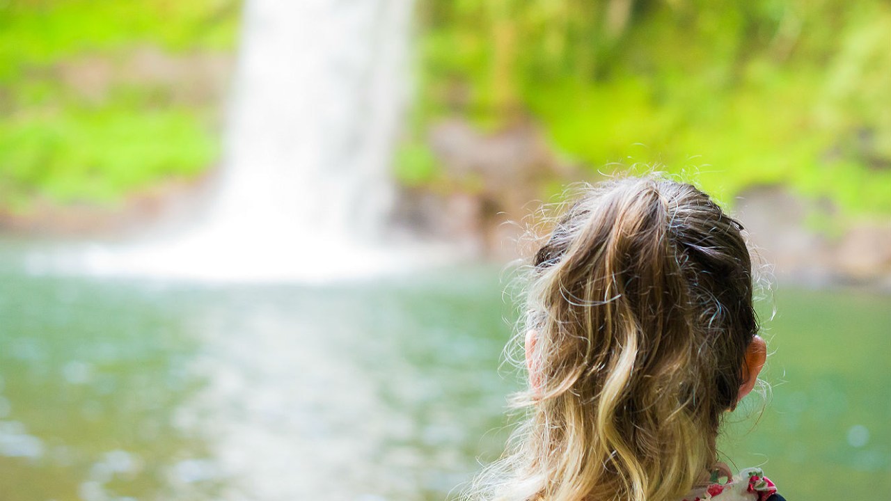 mulher na cachoeira