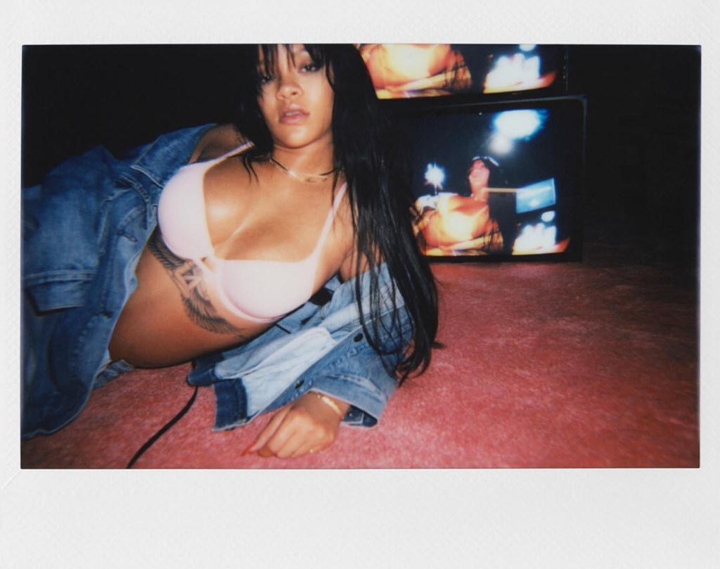 Rihanna posando para nova macara Fenty x Savage