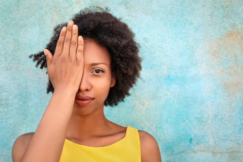 Manchas amarelas nos olhos seriam sinal precoce de Alzheimer, diz estudo