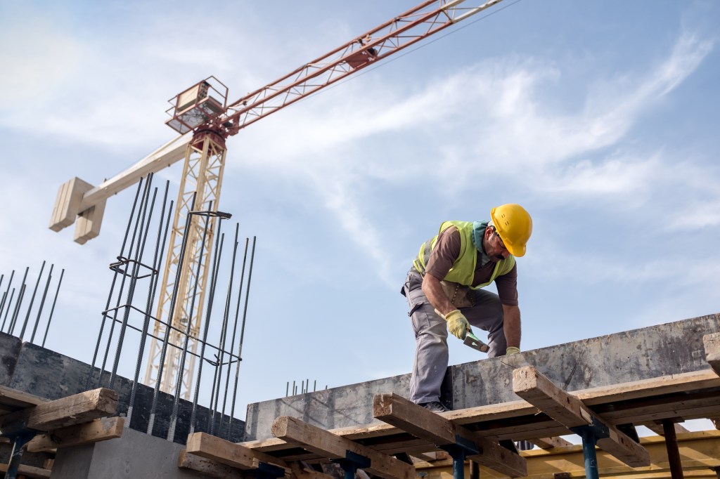 Homem trabalhando em construção