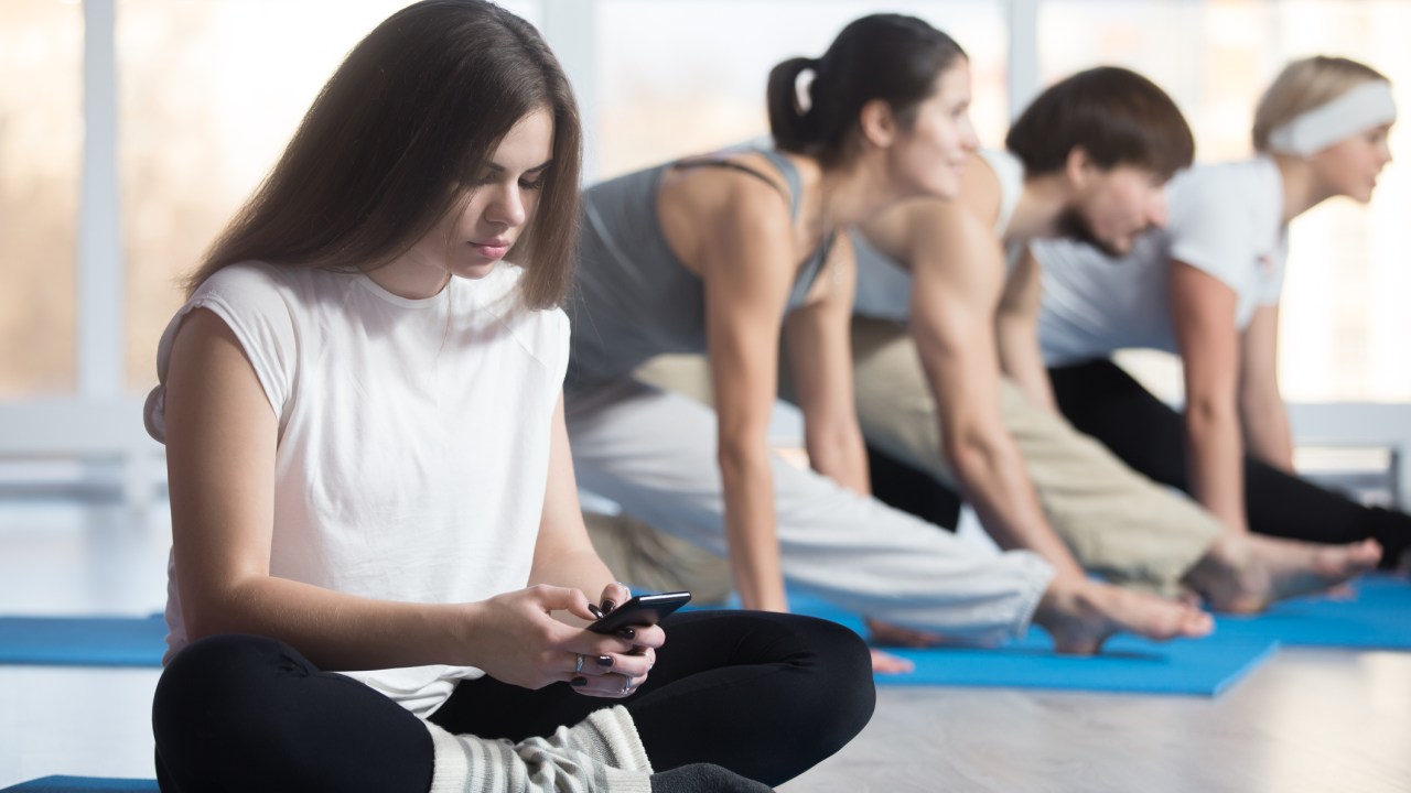 mulher-celular-treino-adolescente