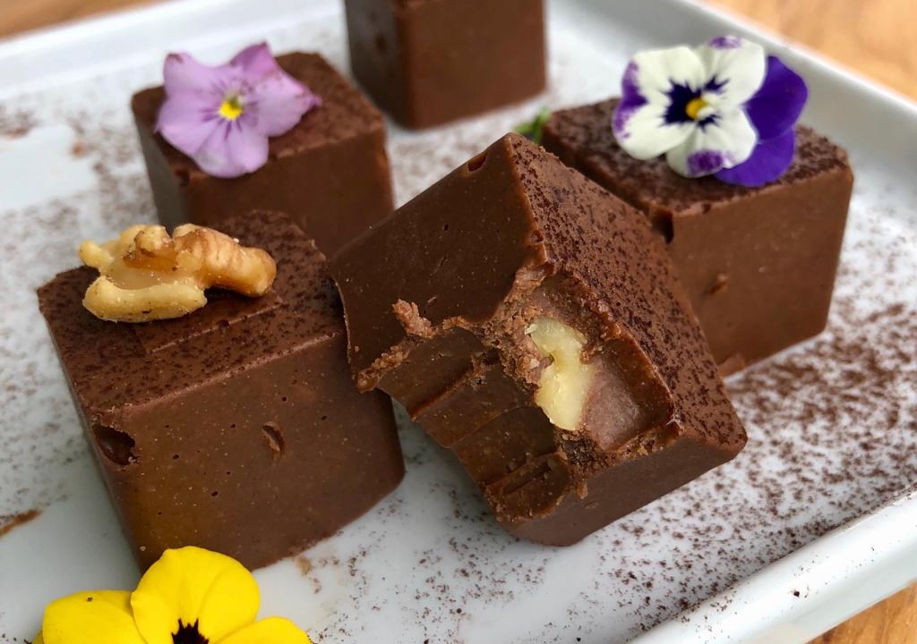 Fudge de chocolate com pasta de amendoim