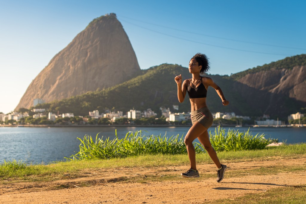 mulher correndo no rio de janeiro