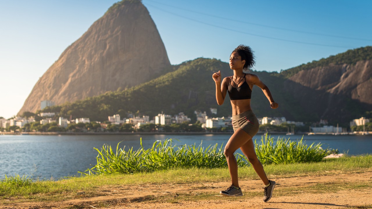 mulher correndo no rio de janeiro
