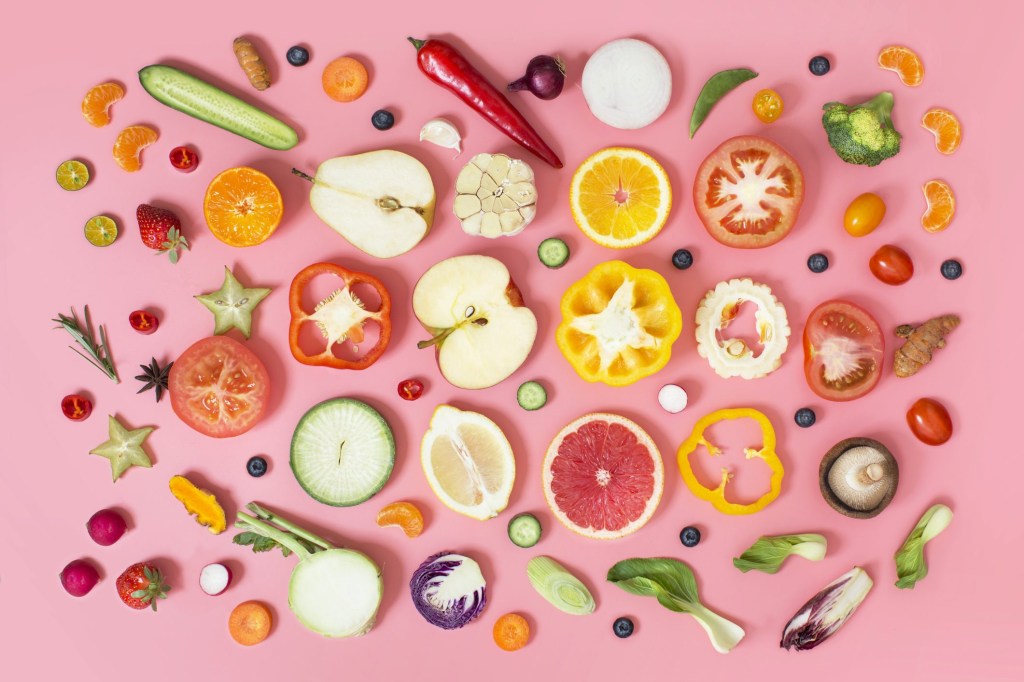 Colourful vegan food conceptual still life. comidas saudáveis