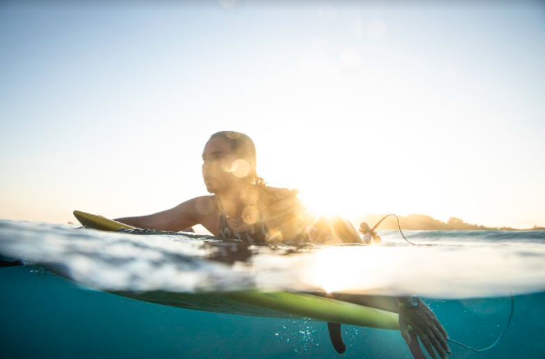 A surfista Maya Gabeira, apaixonada por esportes e por sol, é a nova estrela da Australian Gold