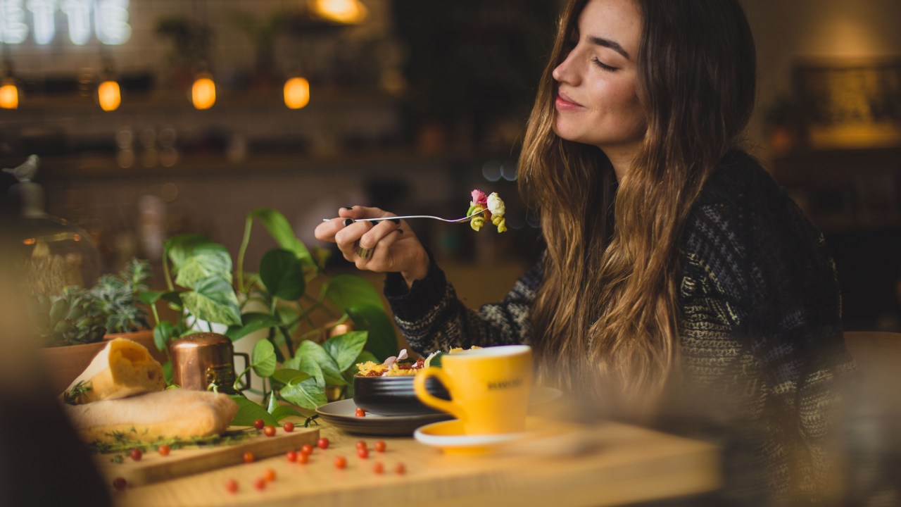 Nutrição sem restrição: não fazer dieta não significa comer de tudo, como se não houvesse o amanhã. Comer bem depende de escolhas que consideram aspectos da nossa vida que vão além das calorias