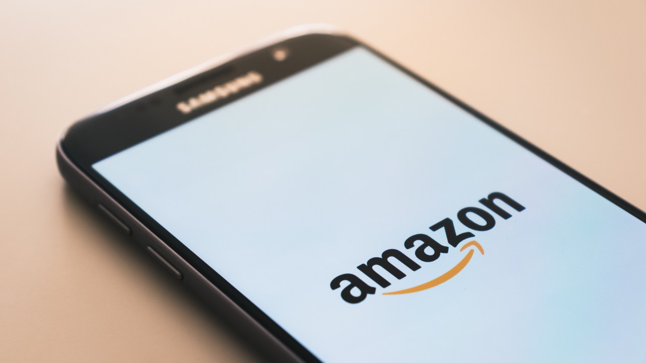 celular mostrando o icon da amazon
