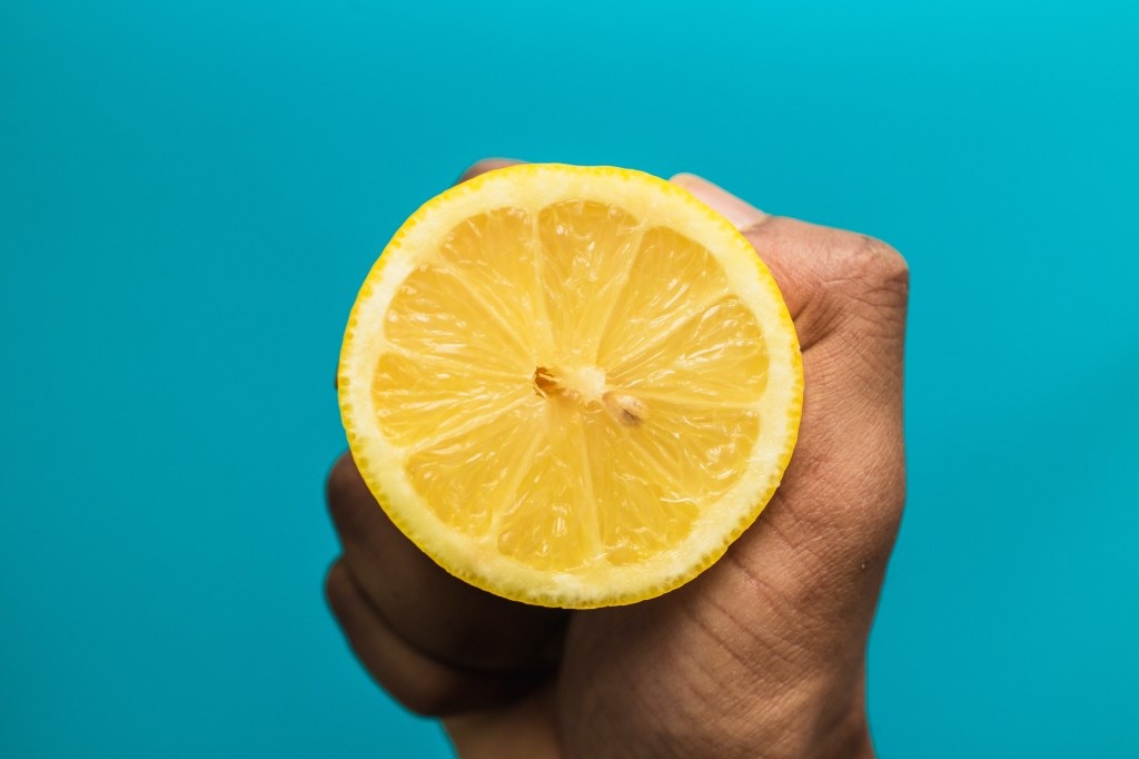 Limão amarelo sobre fundo azul