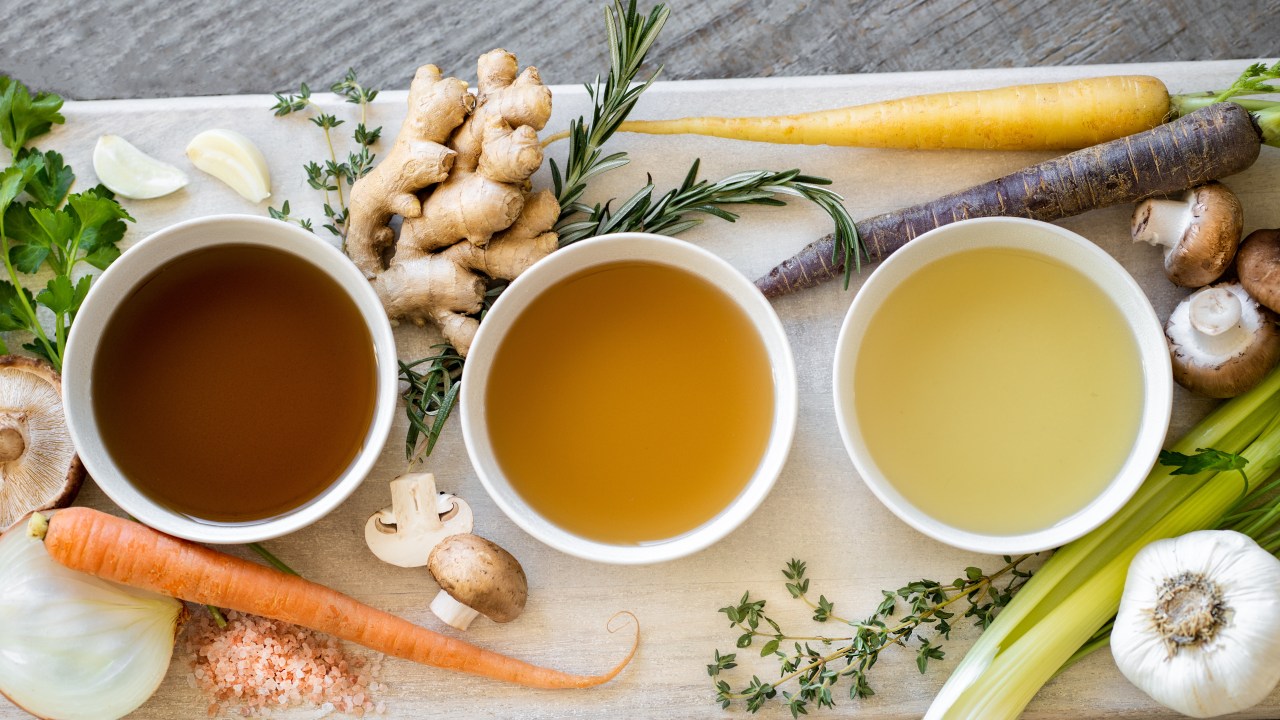 sopas sobre bancada com ingredientes ao redor