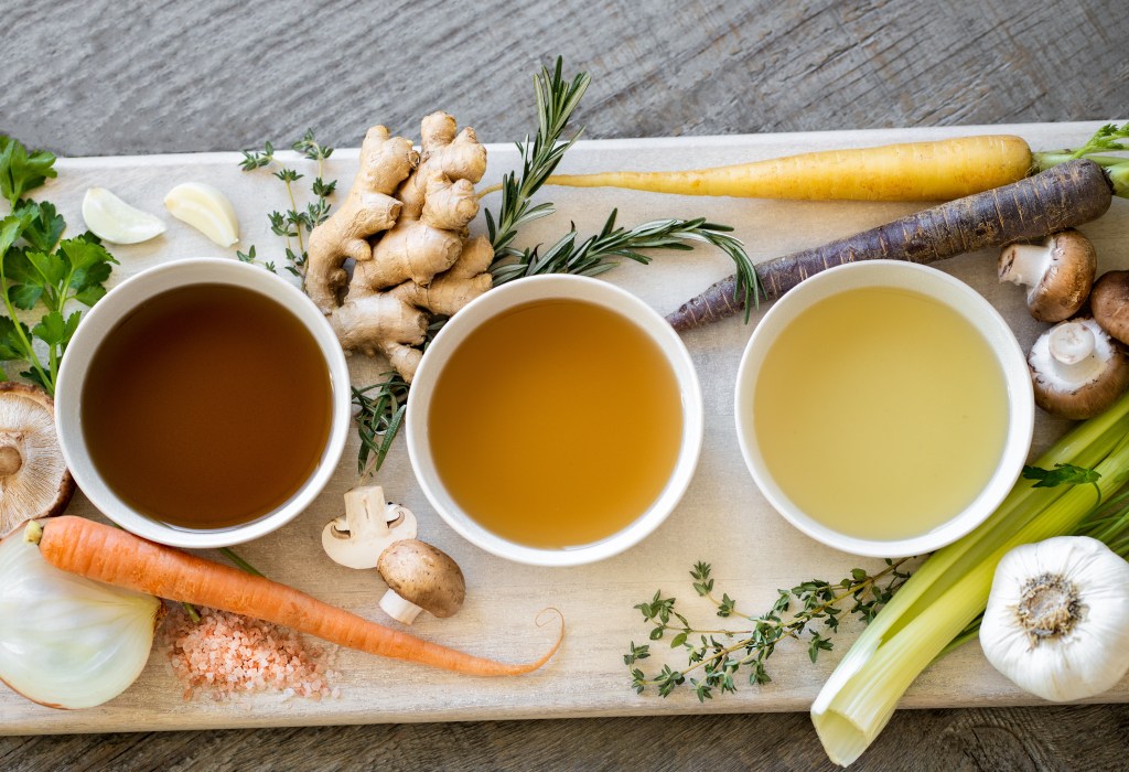 sopas sobre bancada com ingredientes ao redor