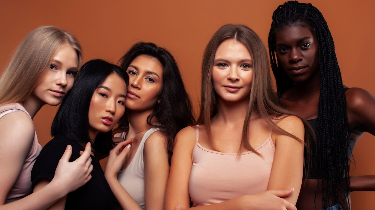 Modelos com diferentes tons de pele