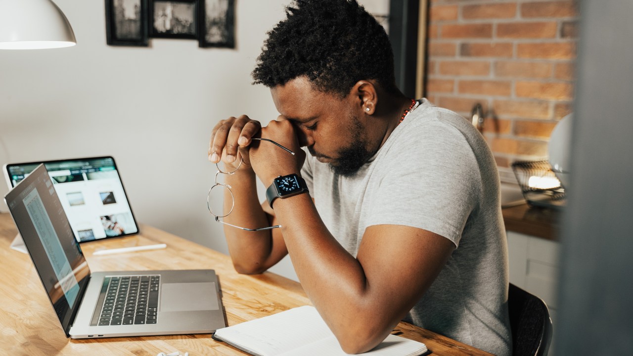 homem cansado em frente ao computador