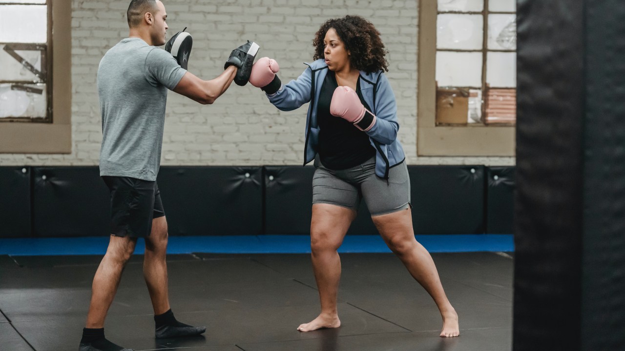 mulher praticando luta