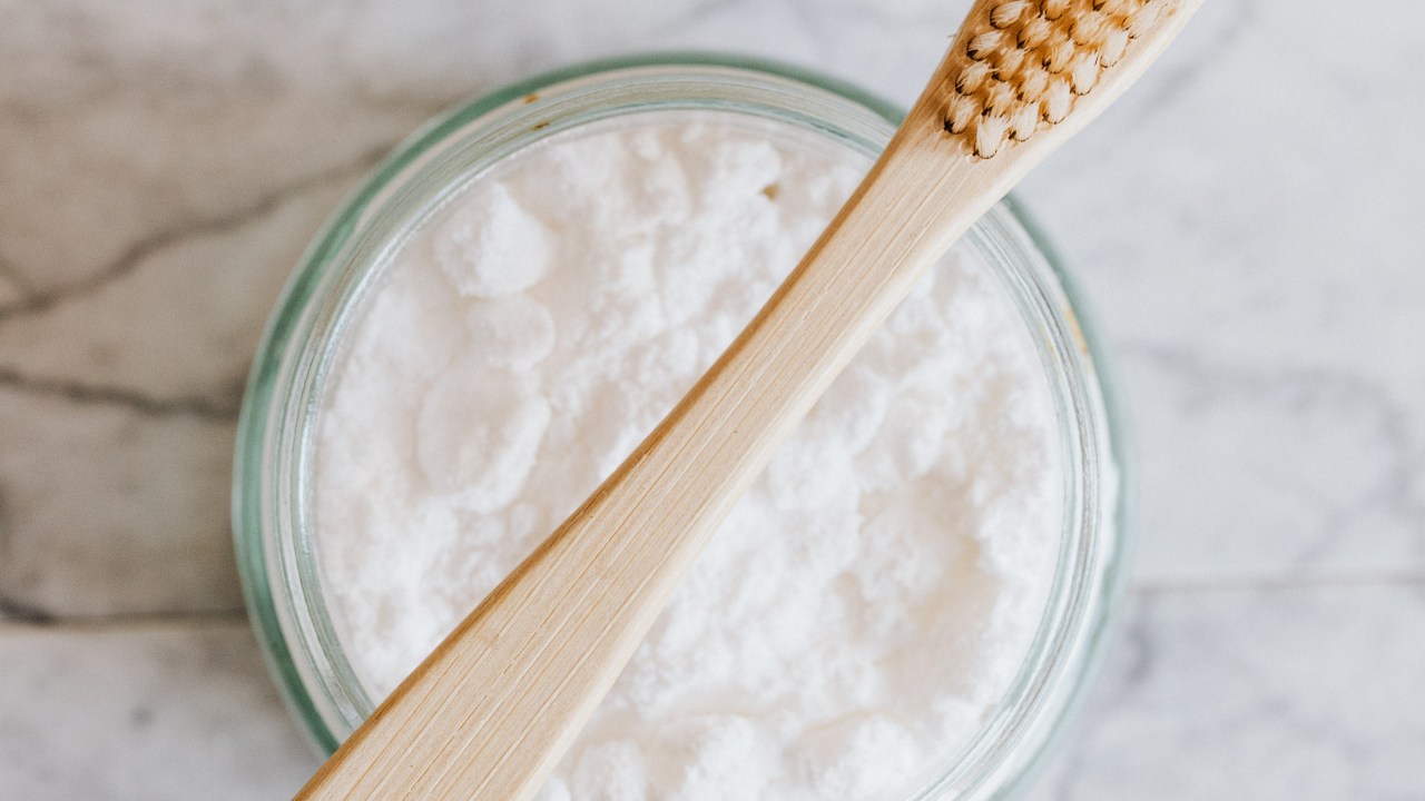 pasta de dente em pó e escovas de bambu