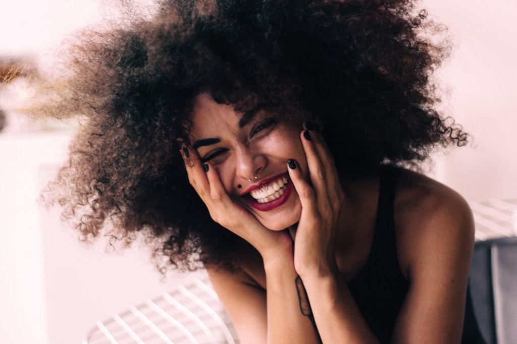 mulher com cabelo cacheado