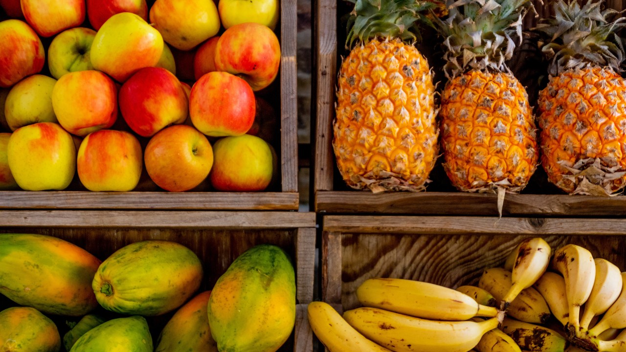 frutas em caixas de madeira