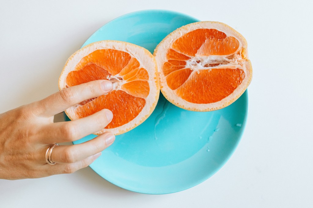 pessoa tocando fruta