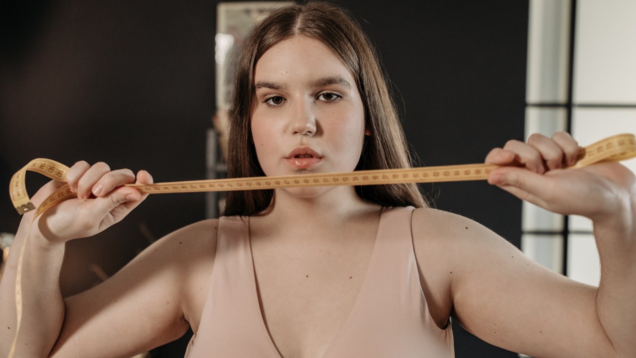 mulher com fita métrica
