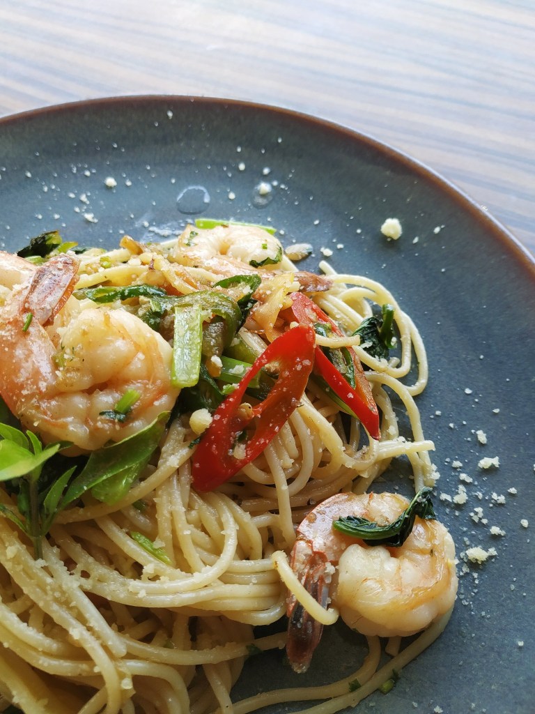 dieta vegetariana com peixes e frutos do mar Foto ilustrativa para matéria sobre dieta pescetariana. Na imagem, uma macarronada feita com camarões.