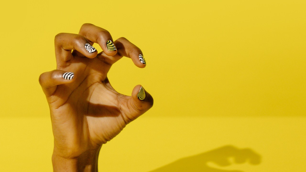 mulher com unhas pintadas