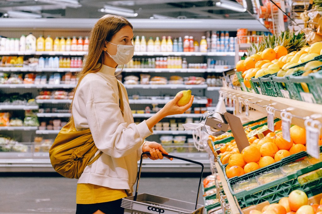 mulher no mercado com máscara