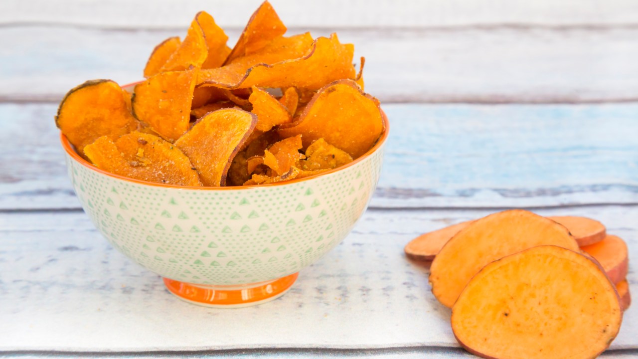 cumbuca com batata doce em formato de chips